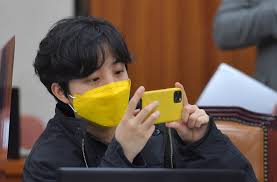류호정 의원, 오늘은 보시는 것처럼 청바지를 입고 국회에 출근했는데요. ìš¸ë¨¹ì¸ ë¥˜í˜¸ì • ì§„ì¤'ê¶Œ íŒ©íŠ¸ë§Œ ë³´ë¼