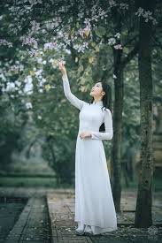 Hình ảnh các thiếu nữ Việt say sưa tạo ...