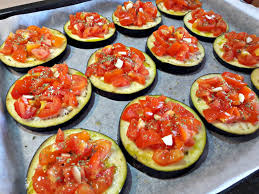 Quando si saranno intiepidite, eliminate l'estremità superiore e tagliatele a metà 3 , poi prelevate la polpa contenuta al loro interno con l'aiuto di un cucchiaio 4. Pizzette Di Melanzane Ricetta Sfiziosa E Veloce