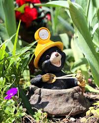 Maulwurf Manfred Ist Er Nicht Niedlich Kaum Geht Die Sonne Unter Beginnt Die Grubenlampe An Manfreds Gelbem Helm Garten Design Garten Deko Grubenlampe