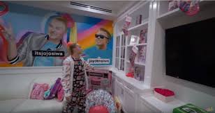 Jojo siwa's first house was decked out in pink, glitter, and well, more glitter. Inside Youtuber Jojo Siwa S House As She Collaborates With North West Metro News
