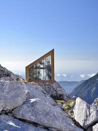 Biwak Abenteuer Schutzhutte Von Ofis In Slowenien Architektur Moderne Architektur Architektur Innenarchitektur