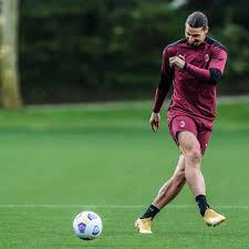 He is widely regarded as one of the greatest strikers of all time. Ø¥ØµØ§Ø¨Ø© Ø²Ù„Ø§ØªØ§Ù† Ø§Ø¨Ø±Ø§Ù‡ÙŠÙ…ÙˆÙÙŠØªØ´ ÙÙŠ Ø±ÙƒØ¨ØªÙ‡ ÙˆÙŠØ¬Ø±ÙŠ ÙØ­ÙˆØµØ§Øª Ù„ØªÙ‚ÙŠÙŠÙ… Ø­Ø§Ù„ØªÙ‡ Et Ø¨Ø§Ù„Ø¹Ø±Ø¨ÙŠ