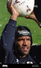 Wolverhampton Wanderers footballer Don Goodman wearing a head protector  after serious head injury 2/10/97 Stock Photo