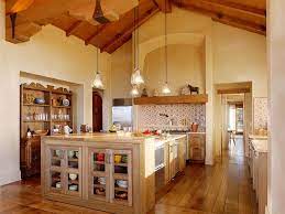 Gelbe Wandfarbe Und Holz Mobel In Der Kuche Kuchen Styling Kuchendekoration Wandfarbe Kuche