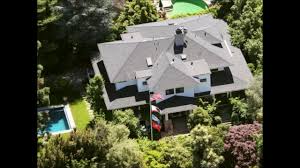 We have photos of what we think is his house based on a tip we got. Mark Zuckerberg House Palo Alto Youtube