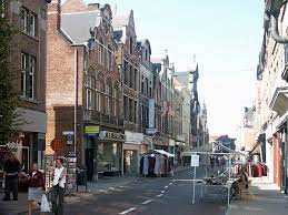 Urban chic looks with signature prints. Rundgang Durch Die Stadt Lier In Belgien