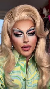 Mouai : L'Art du Drag et du Maquillage