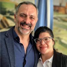 ELI Hay personas que llegan a tu vida, en este caso la pública, para  cambiarla de verdad. Desde que asumí hace dos años, Elizabeth ha estado  ahí: en cada sesión, en cada