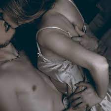 La mejor posición para hacerlo la primera vez que te acuestas con alguien,  según ellas