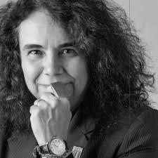 El viernes se juntaron a comer algunos de la familia Meade. Tere Meade  Barceló trajo este dibujo de Luis Meade Lewis y Catalina Gómez Larrañaga  con su descendencia directa y sus parejas.