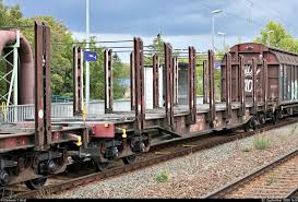 Db cargo mit verschiedenen fest installierten ladungen. Blick Auf Einen Leeren Flachwagen Mit Niederbindeeinrichtungen Der Gattung Snps 719 37 80 4723 785 4 D Db Der In Einem Gemischten Gz Mit 145 Bahnbilder De