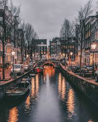 13m ☀ construite au xiiième siècle, amsterdam, dont le nom signifie littéralement. Headout Auf Twitter The Weather Forecast Predicts A Gloomy Few Rainy Days Ahead In Amsterdam Keep Those Hot Cuppas Going And Head Out On A Canal Cruise To Soak In The