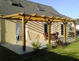 Commencer par fixer le profil mural puis couper les poteaux sur place en fonction de la hauteur restante. Construire Soi Meme Sa Pergola En Bois Adossee Jardin Et Maison