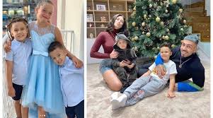 Antonia a făcut câteva declarații pe acest subiect, la un post de radio, unde a fost întrebată despre cearta aceasta. Antonia CriticatÄƒ De O MamÄƒ Pe Facebook Ce I A ReproÈ™at Artistei È™i Detaliul Remarcat In Poza De CrÄƒciun Cu Alex Velea È™i BÄƒieÈ›ii Lor