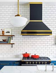 Une Cuisine De Style Bistro Francais Home Decor Ceiling Lights Decor