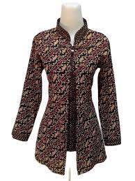 Batik merupakan kain dengan nilai budaya yang kaya sehingga dijadikan kebanggaan serta identitas bangsa. 10 Model Baju Atasan Batik Modern Perempuan Free Gambar