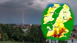 Experten der uwz haben bereits vorwarnungen in allen bundesländern ausgegeben. Kraftige Gewitter Am Freitag Temperaturen Steigen Videos Von The Weather Channel Weather Com