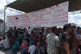 Check spelling or type a new query. Buang Limbah Pabrik Furniture Diserbu Warga Mojokerto Republika Online