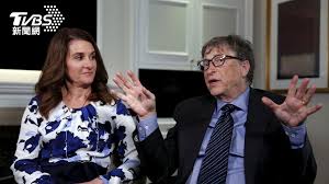 威廉·亨利·蓋茲三世，kbe（英語：william henry gates iii，1955年10月28日－），暱稱比爾·蓋茲（bill gates），是一名美國著名資本家、投資者、軟體工程師、慈善家。他與保羅·艾倫一起建立微軟公司，曾任微軟董事長、ceo和首席軟體設計師，並持有公司超過8%的普通股，也是公司最大的個人股東。 J5v Iq5yhixjqm