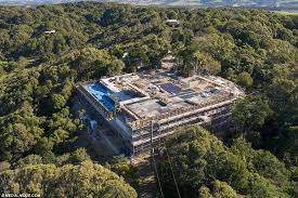 Chris hemsworth is all about coastal living. Chris Hemsworth And Elsa Pataky S Byron Bay House Covered In Rubble Daily Mail Online