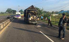 2 Truk Dan 1 Motor Kecelakaan Beruntun 3 Orang Masuk Rumah Sakit Radarcirebon Com