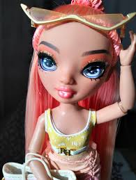 Купить кукла Rainbow High Pacific Coast Simone Summers Оранжевая 578383,  цены на Мегамаркет