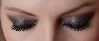 Der natürliche look eignet sich deshalb ideal für den alltag oder den job, wenn zu viel farbe beim augen schminken unpassend wäre. Smokey Eyes Schminken Anleitung
