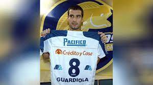 Todo sobre pep guardiola, en el mundo. Pep Guardiola Posa Con La Playera De Su Ex Equipo Dorados De Sinaloa Pasala