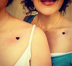 La relation entre une mère et sa fille est souvent très forte, voire fusionnelle. 50 Tatouages Qui Lient A Jamais Ces Mamans A Leur Fille