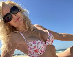 Vovó maromba' encanta seguidores em clique de biquíni na praia: 'Não  resisti'