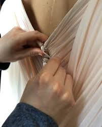 Eugenie tinha apenas 12 anos quando passou pela cirurgia de correção da curvatura que a escoliose havia causado em sua coluna. Conheca Detalhes So Agora Revelados Do Segundo Vestido De Noiva Da Princesa Eugenie Movenoticias