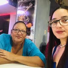 Muchas felicidades a la Cachita de Vivir del cuento, que un día como hoy,  nació. Todavía estamos averiguando el año de nacimiento. Google dice una  cosa, y ella me dijo otra. Felicidades,