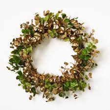 Diy gold eucalyptus place settings this time of year i'm looking for any excuse to bring a touch of shimmer into our home and quick projects with a big impact are topping my list. Faux Eucalyptus Wreath Green Gold