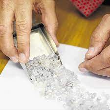 La 'fiebre de los diamantes' comenzó luego de que unas personas descubrieran supuestamente unas piedras preciosas cerca de la ciudad de ladysmith y compartieran las imágenes de sus hallazgos en. Diamond Rush In Kzn Sparks Call For Calm Pending Inspection