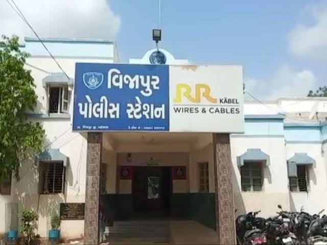Vijapur Fountain Hotel Gambling Busted | Police Raid, Rs 2.90 Lakh Seized