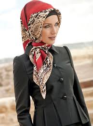 Kirmizi Kahverengi Leopar Desenli Esarplar Moda Stilleri Basortusu Modasi Turban Kiyafetler