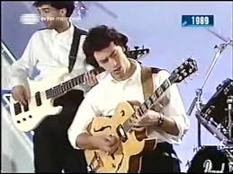 Pedro abrunhosa ainda usa o glamour dos tais oculos escuros que o tornam irreconhecível? Pedro Abrunhosa Sem Oculos No Natal Dos Hospitais 1989 Video Dailymotion