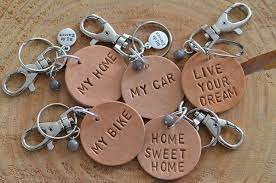 sleutelhanger leren cirkel met tekst sleutelhanger knutselen met leer diy sleutelhanger