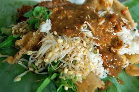 Pecel pincuk khas madiun ae menjajakan hidangan pecel di kabupaten sidoarjo. Pecel Pincuk Madiun