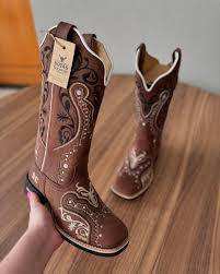 Com um design sofisticado e moderno, estas botas são perfeitas para  complementar qualquer look e transformar qualquer ocasião em um evento  fashion. 🤎 Você não precisa se preocupar com o frete, pois