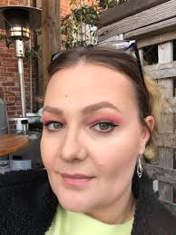 Peachy pink eye shadow for tired eyes