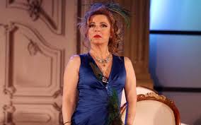 Επίσης έχει υπάρξει παρουσιάστρια τηλεοπτικών εκπομπών, καθώς. Me Ayton Ton H8opoio Htan Gia Xronia Zeygari H Dhmhtra Papadopoyloy