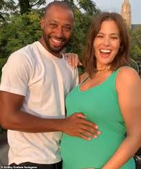 2 with husband justin ervin, the model announced on tuesday, july 13. Ashley Graham Is Pregnant Supermodel Shares Her Baby Joy On Instagram With Husband Justin Ervin Express Digest