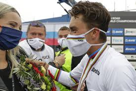 Née dans une famille de cyclistes (son père, ses cousins), marion rousse suit. Foto Marion Rousse Fidanzata Julian Alaphilippe Ex Ciclista E Reporter Tv Al Centro Di Una Vignetta Sessista Al Tour Oa Sport