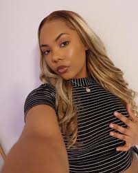 Are you Team gold or silver? We love a lady who knows how to rock both 👏🏼  @janiece.emefa 18kt gold toned jewelry from @hers.made Sterling silver  Jewellry from @derora_shop