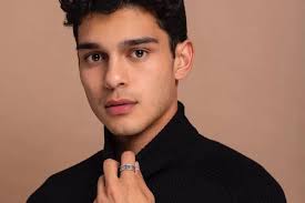 Biodata dan Profil Anthony Keyvan, Pemeran Q di XO, Kitty Netflix: Umur,  Pendidikan, Tinggi Badan, IG, Fakta