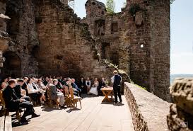 Die hochzeit in einer burg bietet einen exklusiven rahmen für eine hochzeitsfeier mit einer großen gästezahl. Hochzeit Auf Der Burg Hanstein Bewahrediezeit De