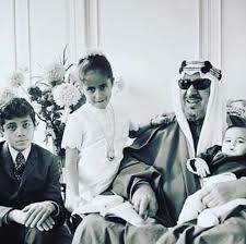 الملك سعود رحمه الله وإبنه وليد بن سعود حفظه الله وإبنته نزهة بنت سعود رحمها الله والرضيع عبدالعزيز بن عبدالرحمن الغنيم حفيده Face Art Face King