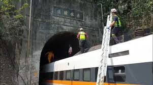 因 6432次普悠瑪自強號於蘇澳新=冬山間發生出軌事故，東幹線上下行雙線不通。 發生於下午4點50分，目前八節車廂翻覆(包含側翻、翻落邊坡) 傷者送往宜蘭 博愛、聖母、榮總醫院。 Sgd1vd0todnbqm